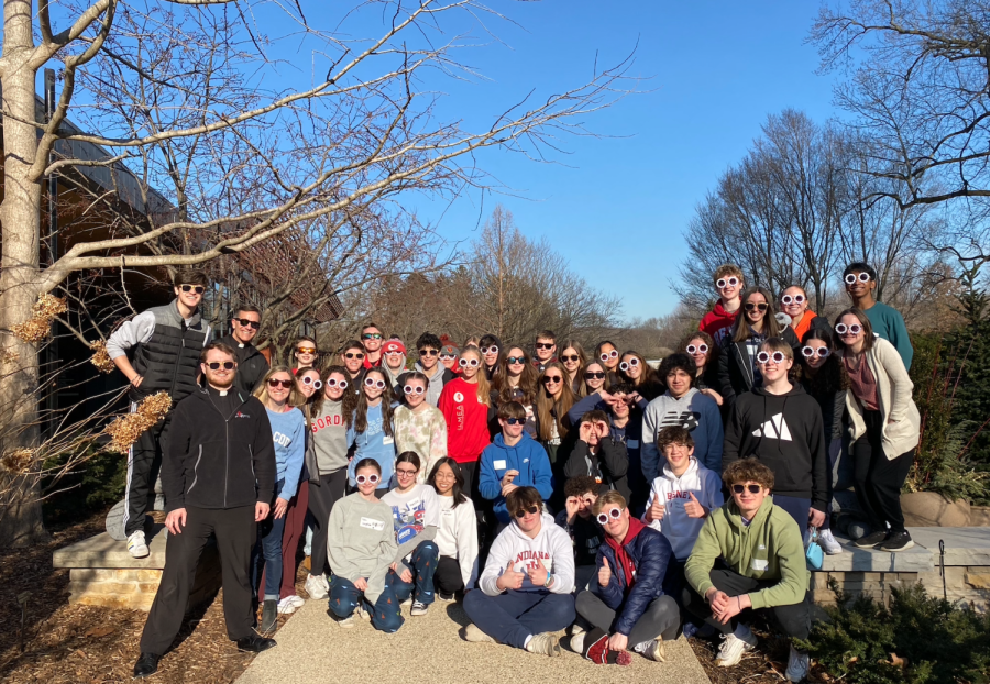 The retreatants, leaders, and chaperones at the sophomore Lenses Retreat pose for a group picture.